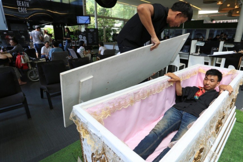 «Я бы не залез!»: в Таиланде посетителям кафе предлагают полежать в гробу - «Я и Отдых»