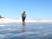 Рассекающая по Байкалу на самодельных коньках бабушка покорила соцсети - «Про жизнь»