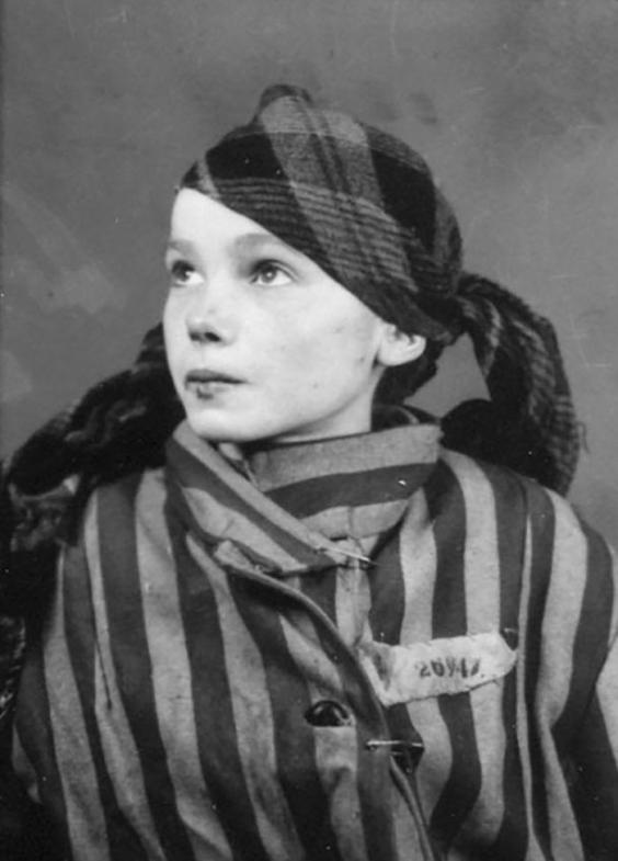 Ад в цвете: художница восстановила снимки юной узницы Освенцима - «Развитие ребёнка»