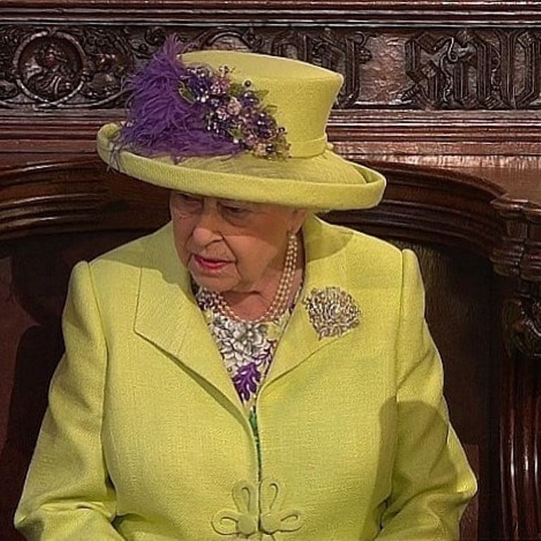«По такому случаю можно»: королева Елизавета II удивила своим нарядом на свадьбе внука - «Домашние Питомцы»