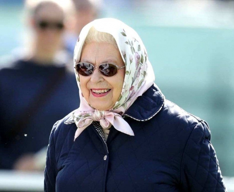 «Бабушка Лиза»: королева Великобритании вышла в свет в цветастом платке - «Красота»