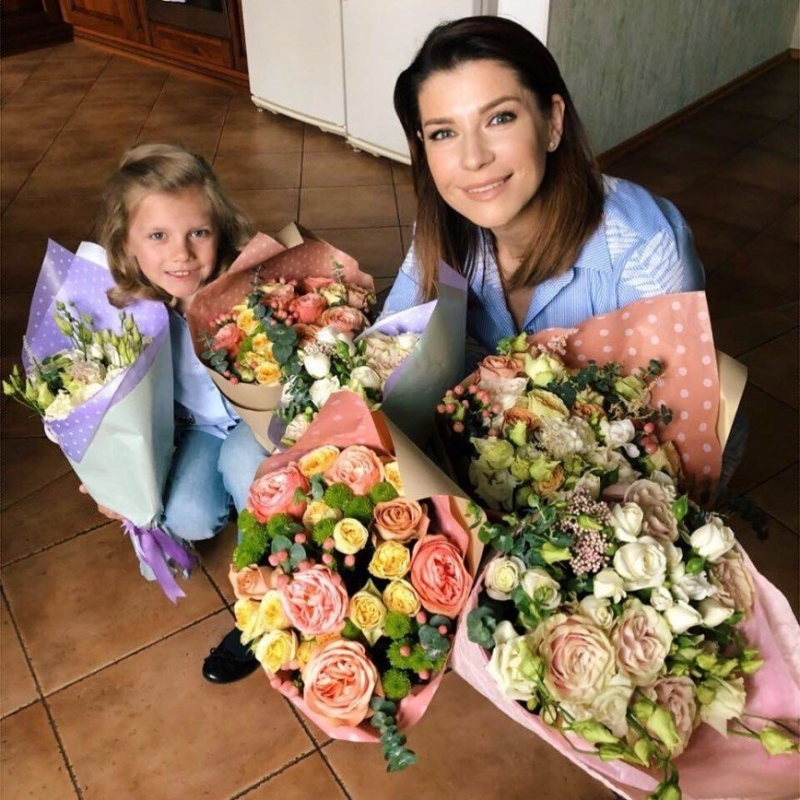 Дочь Екатерины Волковой потратила свои сбережения на цветы учителям - «Я и Дети»