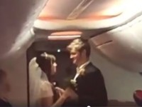 Влюбленные поженились во время авиаперелета - «Про жизнь»