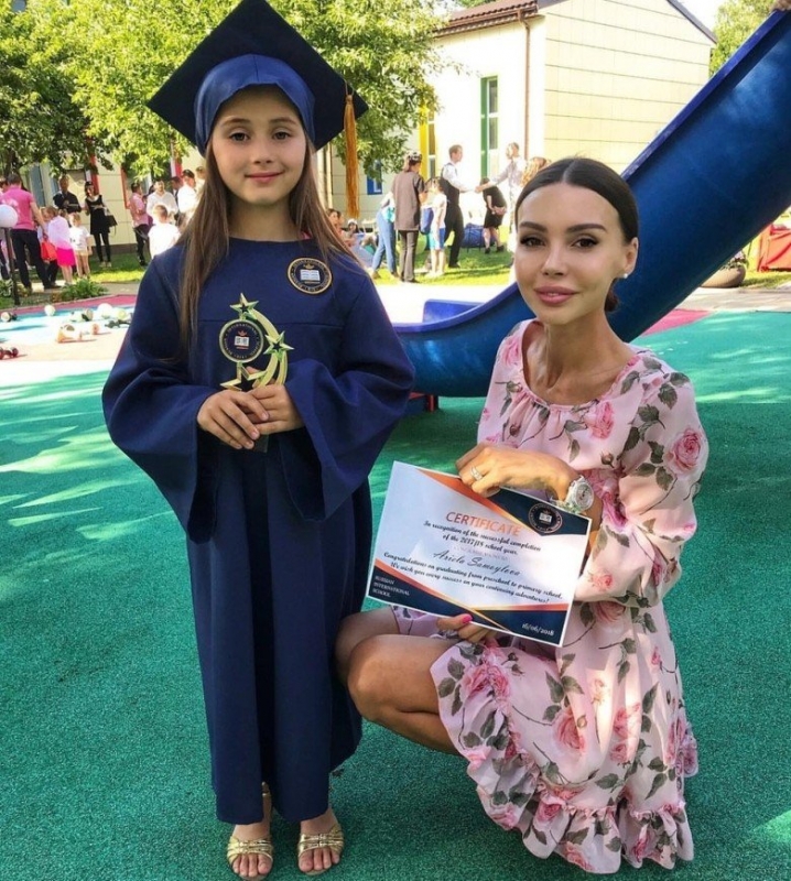 "Декольте в 7 лет?": Оксана Самойлова нарядила дочь не по возрасту - «Я и Отдых»