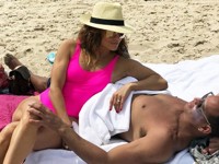 Дженнифер Лопез в розовом купальнике провела время с бойфрендом на пляже - «Я как Звезда»