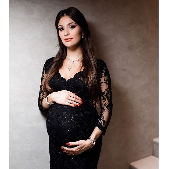 Беременная жена Александра Овечкина накануне родов показала фигуру в бикини - «Я и Дети»