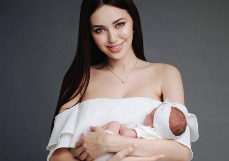 Все по графику: Анастасия Костенко сделала дочке первую прививку - «Психология»