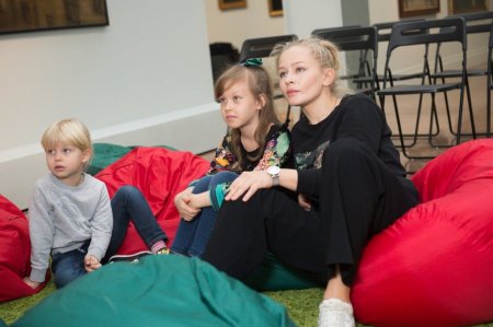 Детей нужно творчески развивать: Юлия Пересильд с дочками занялись моделированием - «Я и Дети»