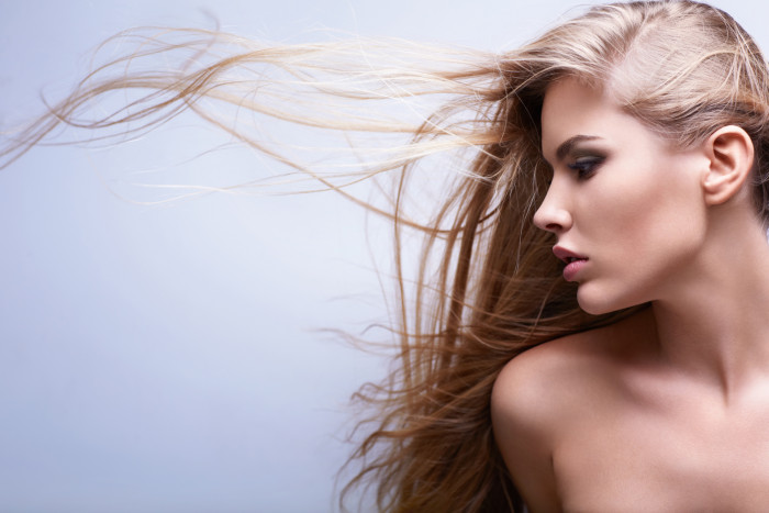 Почему волосы электризуются осенью и что с этим делать - «Уход»