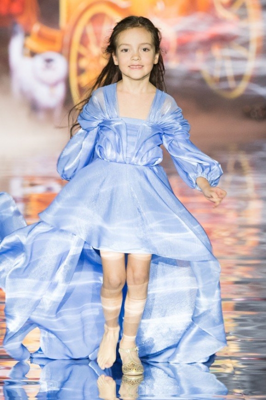 Самая красивая девочка в мире Настя Князева вышла на подиум в финале модного показа - «Я и Дети»