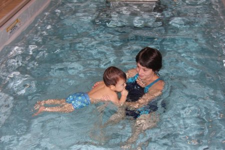 Грудничковое плавание: как подобрать температуру воды для занятий в домашней ванне - «Дети»