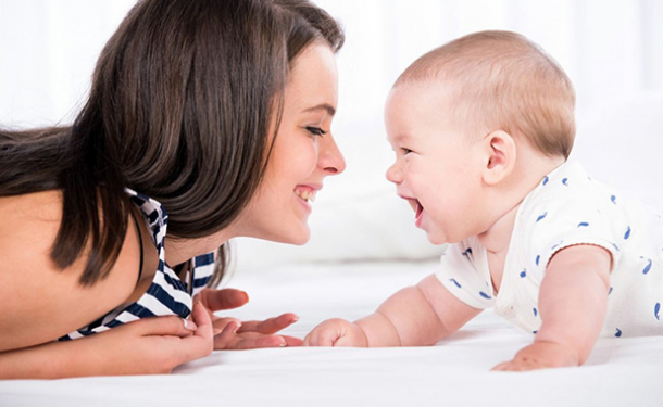 Сюсюкающие разговоры мам помогают детям развиваться: новое исследование - «НОВОРОЖДЕННЫЙ»