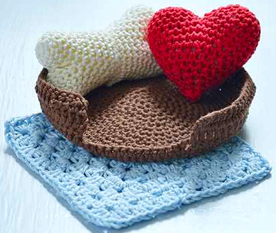 Вязаные игрушки Амигуруми крючком: Сердце, косточка, корзинка и одеяло - «РУКОДЕЛИЕ»