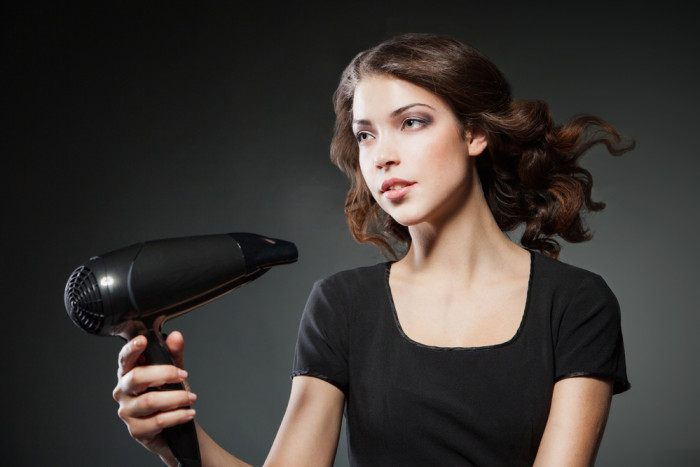 7 ошибок, которые мы допускаем, когда сушим волосы - «Уход»