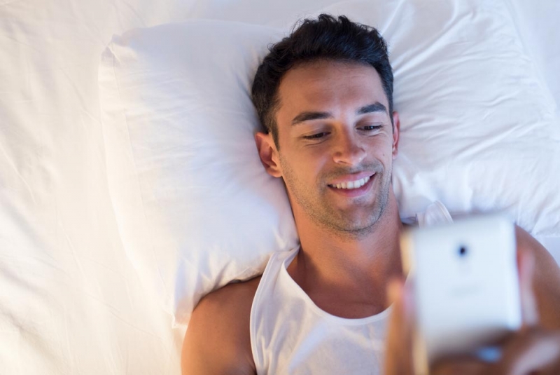 Синий свет смартфонов и планшетов крадет ваш ночной сон - «Красота и здоровье»