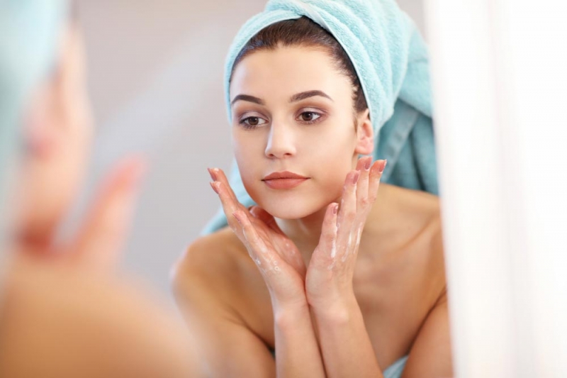 Как правильно очищать лицо в домашних условиях: 7 способов - «Красота и здоровье»