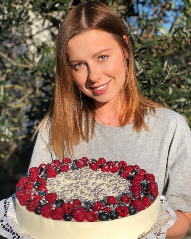 Получается очень нежным: Юлия Савичева поделилась рецептом муссового торта - «Я и Кухня»