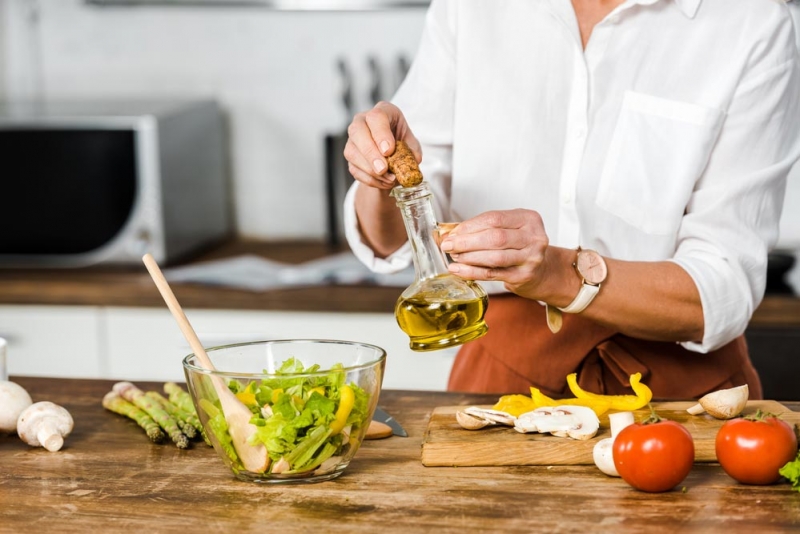 Добавлять ли в салат оливковое масло? - «Красота и здоровье»