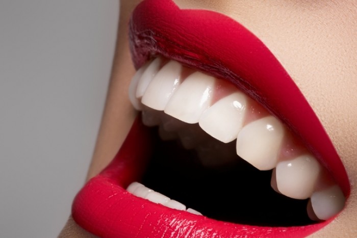 Как отбелить зубы в домашних условиях: 6 действенных способов - «Уход»
