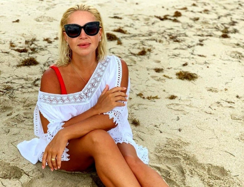 Блондинка на пляже: 46-летняя Екатерина Одинцова показала фигуру в купальнике - «Красота»
