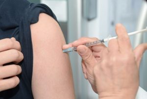 Доктор Комаровский развенчал 10 самых опасных мифов о прививках - «Здоровье»