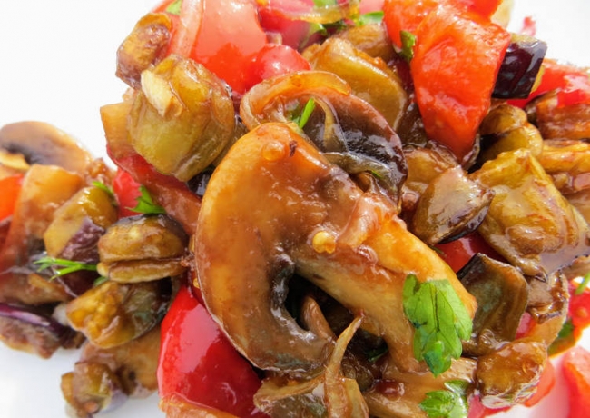 Салат из баклажан с грибами - «Закуски»