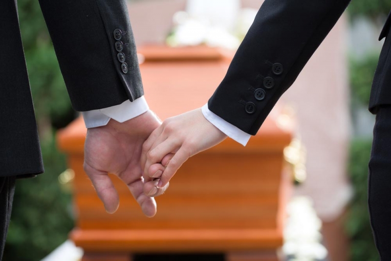 Брать ли ребенка на похороны и как говорить с ним о смерти - «Дети»