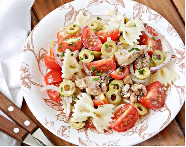 Салат из помидоров с макаронами, сардинами и оливками - «Закуски»