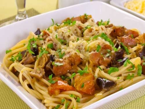 Спагетти с баклажанами, белыми грибами и грудинкой - «Второе блюдо»