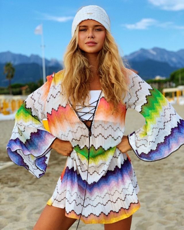 Стеша Маликова в пестрой накидке Missoni за 650 долларов стала звездой пляжа - «Красота»