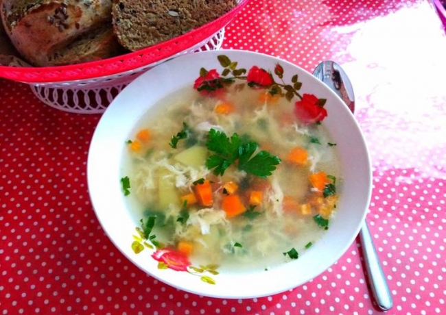 Куриный суп с жареной вермишелью и яичной болтушкой - «Первое блюдо»