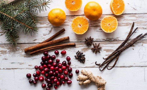 Как наполнить дом новогодними ароматами: простой рецепт натурального ароматизатора - «СЕМЬЯ»