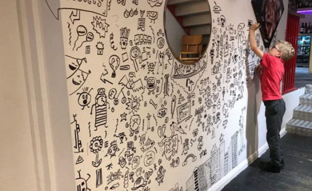В Великобритании 9-летний школьник оформил ресторан своими уникальными рисунками: ФОТО - «ОТ 9 ДО 16 ЛЕТ»