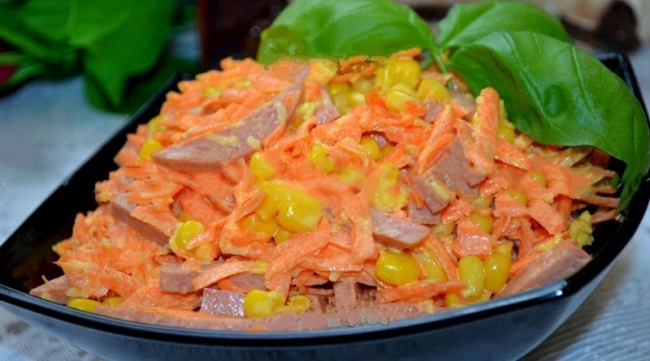Салат с копченой колбасой и морковью - «Закуски»