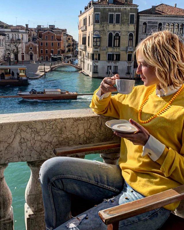 Образ в итальянском стиле: Ирина Гринева наслаждается солнцем Венеции - «Домашние Питомцы»