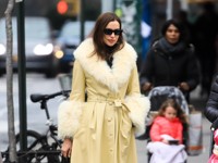 Ирина Шейк прогулялась по Нью-Йорку в стильном пальто с меховыми манжетами и воротником - «Я как Звезда»