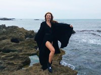 Наталья Подольская позирует у моря в черном макси с разрезами - «Я как Звезда»