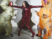 Наоми Кэмпбелл вместе с надувными динозаврами стала звездой забавной фэшн-съемки - «Я как Звезда»