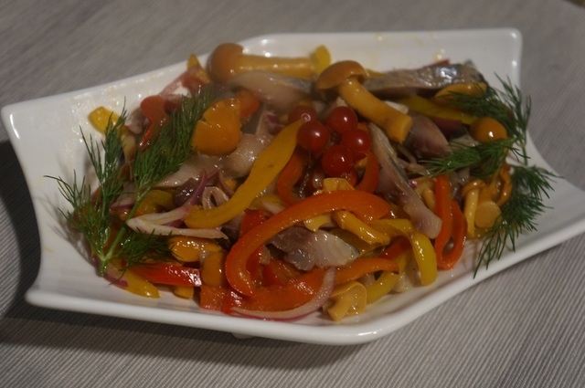 Закусочный салат " селедочка с грибами" - «Закуски»