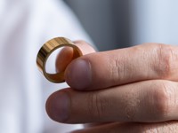 Пролежавшее в земле 20 лет обручальное кольцо вернулось к владельцам - «Про жизнь»