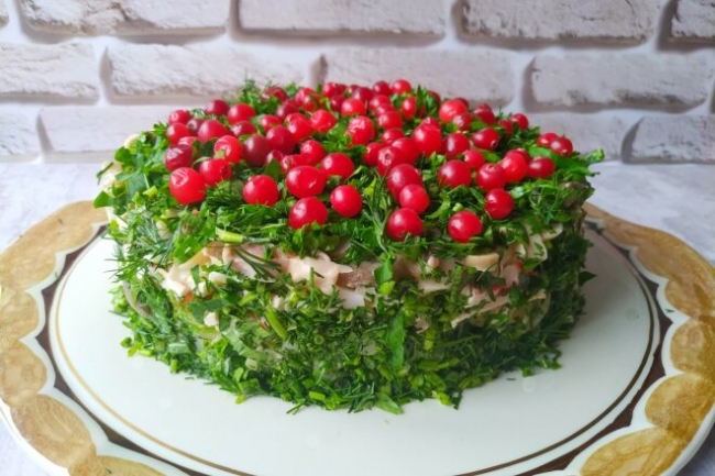 Слоеный салат с крабовыми палочками и маринованными грибами - «Закуски»