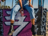 Леди в эфире: стилист о самых модных и недорогих джинсах лета 2020 - «Я и Мода»