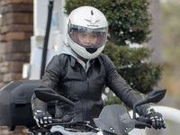 53-летняя Холли Берри прокатилась на мотоцикле - «Я как Звезда»