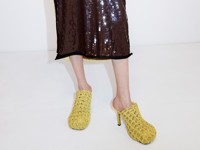 Джинсовые ботфорты и лапша: уродливая, но дорогая обувь, над которой смеялись в интернете - «Я и Мода»