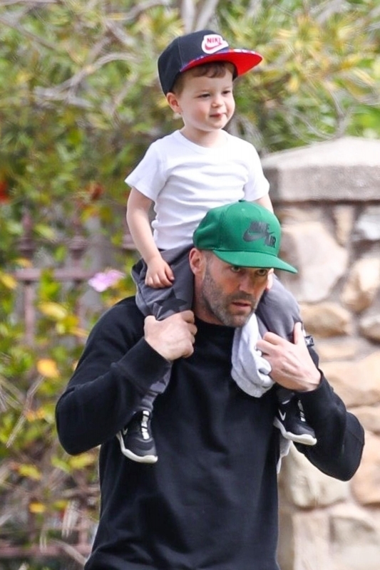 Такой домашний! Джейсон Стэтхэм вышел на прогулку с двухлетним сыном - «Домашние Питомцы»