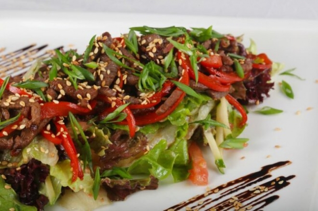 Тайский теплый салат с говядиной и пекинской капустой - «Закуски»