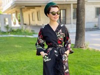 Молодая жена Петросяна прогулялась по двору в платье-кимоно с перьями - «Я как Звезда»