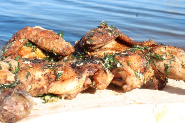 Цыпленок в чесночно-масляном маринаде на углях - «Второе блюдо»