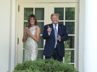 Мелания Трамп в элегантном платье встречала скаутов в саду Белого дома - «Я как Звезда»