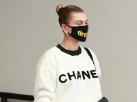 Хейли Бибер вышла на прогулку в свитере Chanel и микрошортах - «Я как Звезда»